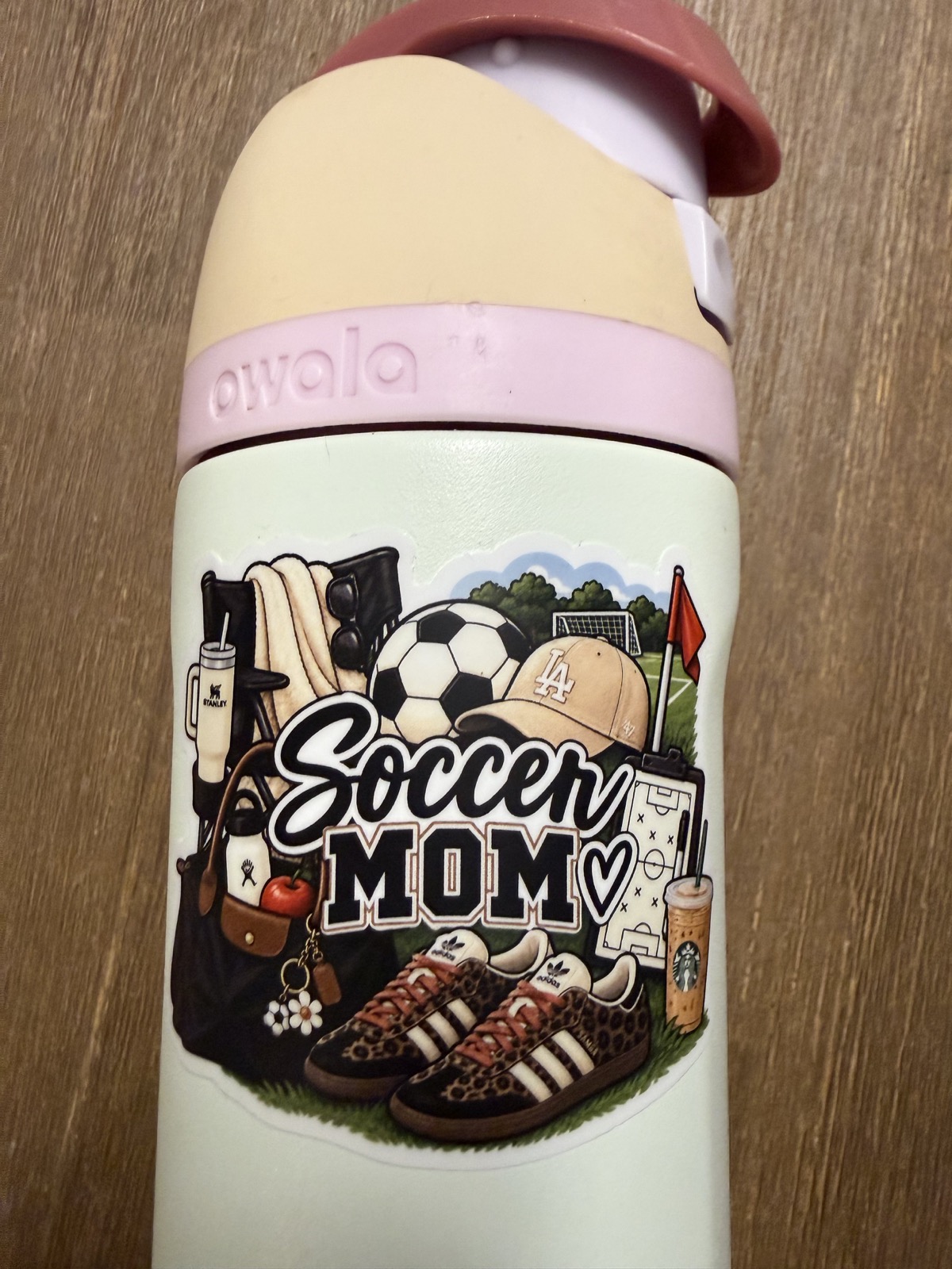 Autocollant personnalisé die-cut Soccer Mom appliqué sur une bouteille Owala, avec un visuel très détaillé
